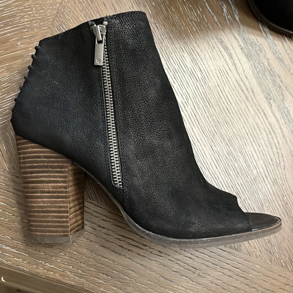 Lucky brand Lamija black leather peep toe heeled ankle booties Size 9.5